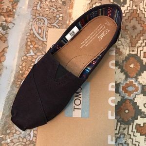 New, never worn black Toms
